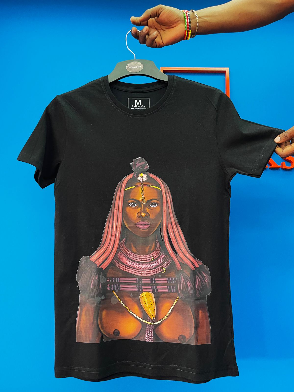<transcy>Le t-shirt The Nairobian Ishara</transcy>